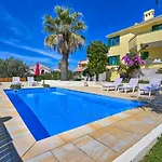 Oscar Apartments With Shared Pool Villa