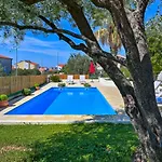 Oscar Apartments With Shared Pool *