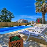 Oscar Apartments With Shared Pool