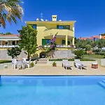 Oscar Apartments With Shared Pool