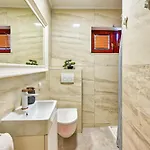 Villa Oscar Apartments With Shared Pool