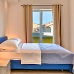 Villa Oscar Apartments With Shared Pool