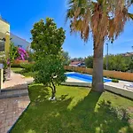 Oscar Apartments With Shared Pool Villa
