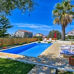 Oscar Apartments With Shared Pool