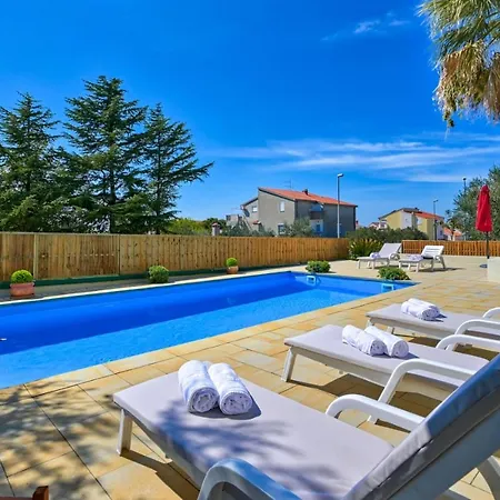 Villa Oscar, *
