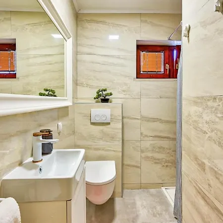 Vila Oscar Apartments With Shared Pool
