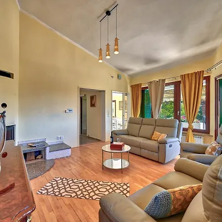 Oscar Apartments With Shared Pool Vila Zadar