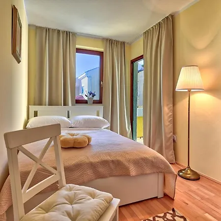 Oscar Apartments With Shared Pool Vila Zadar